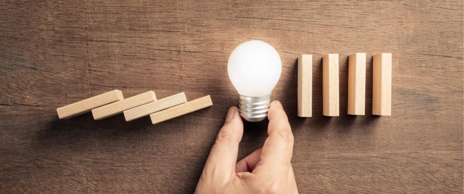 A hand holding a light bulb

AI-generated content may be incorrect.